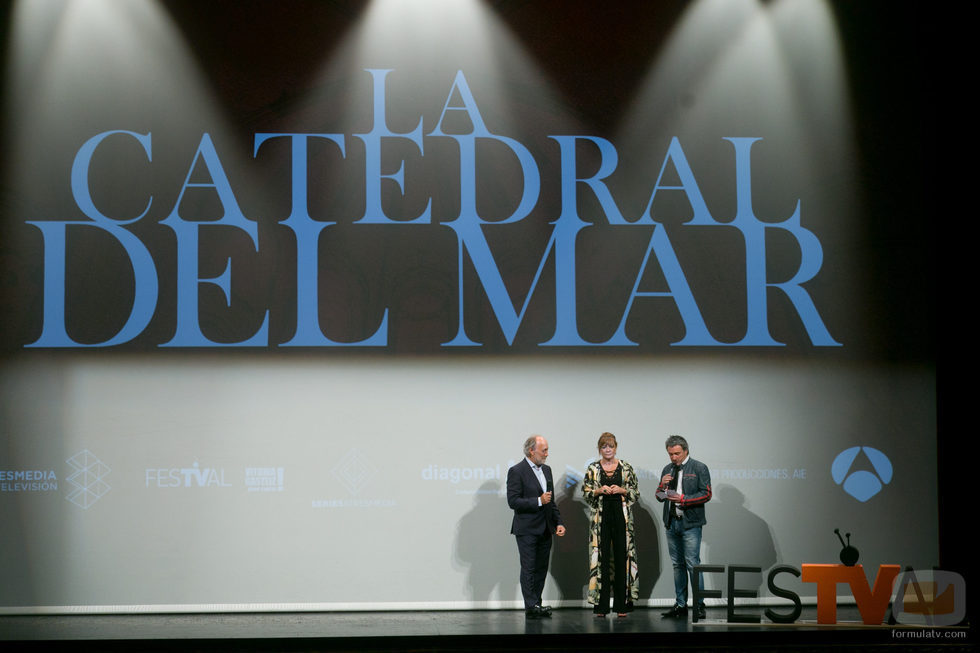 Sonia Martínez y Jaume Banacolocha en la presentación de 'La catedral del mar' en el FesTVal
