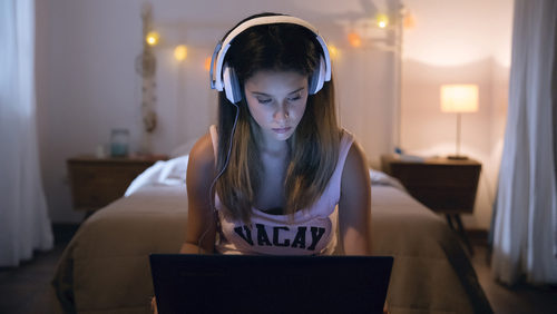 María Pedraza mira el ordenador portátil en 'Si fueras tú'