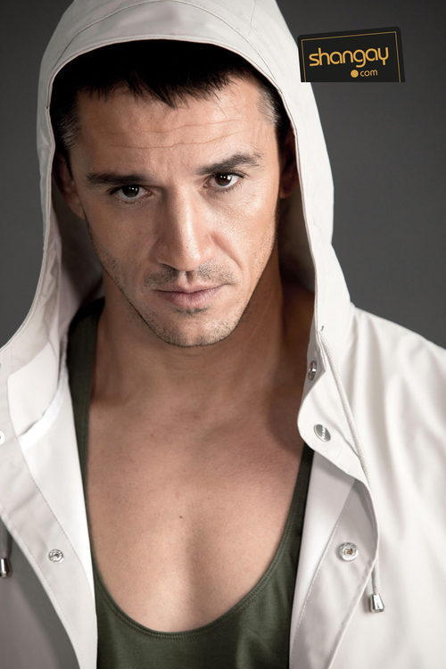 Juan Carlos Librado posa con capucha para Shangay