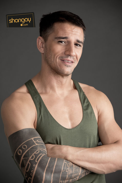 Juan Carlos Librado posa para Shangay mostrando sus tatuajes