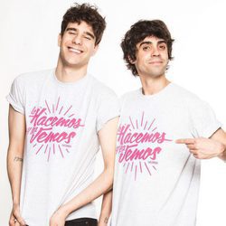 Los Javis con la camiseta promocional del tema "Lo hacemos y ya vemos"