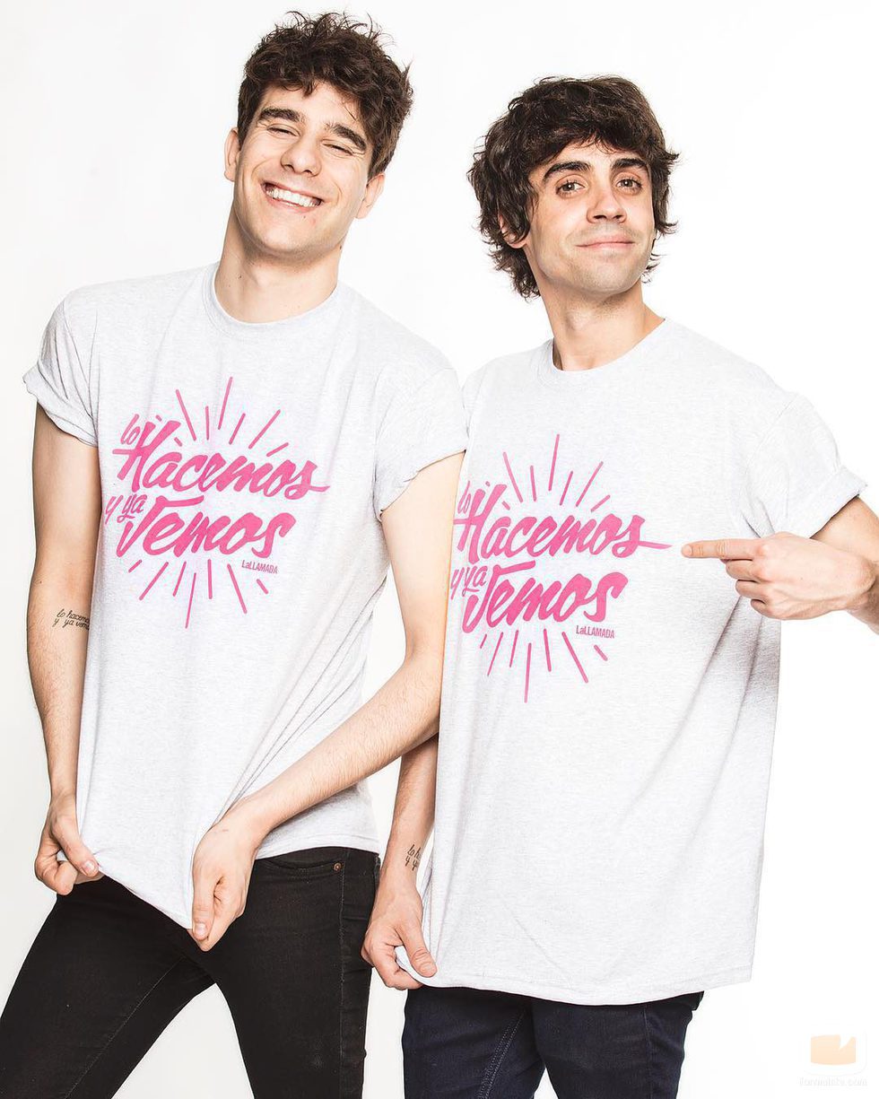 Los Javis con la camiseta promocional del tema "Lo hacemos y ya vemos"