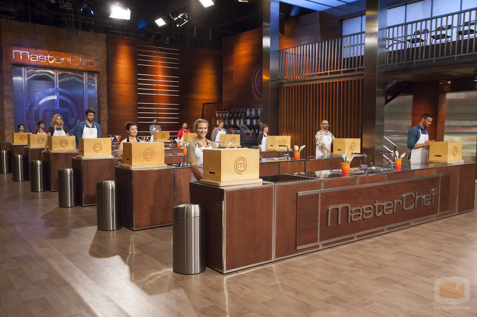 Los concursantes de 'MasterChef Celebrity 2' preparados en la cocina