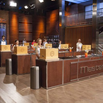 Los concursantes de 'MasterChef Celebrity 2' preparados en la cocina