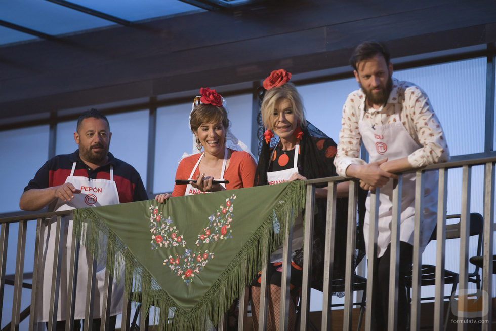 Pepón Nieto, Anabel Alonso, Bibiana Fernández y Edu Soto viendo a sus compañeros de 'MasterChef Celebrity 2' cocinar