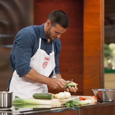 Saúl Craviotto cocinando en 'MasterChef Celebrity 2'