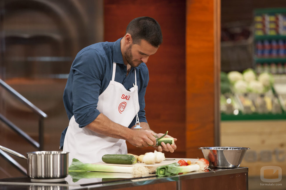 Saúl Craviotto cocinando en 'MasterChef Celebrity 2'