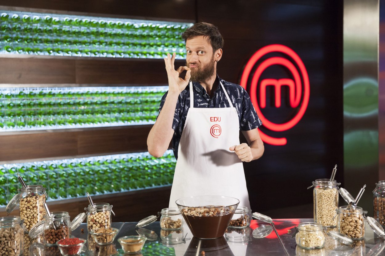 Edu Soto posa en las cocinas de 'MasterChef Celebrity 2'