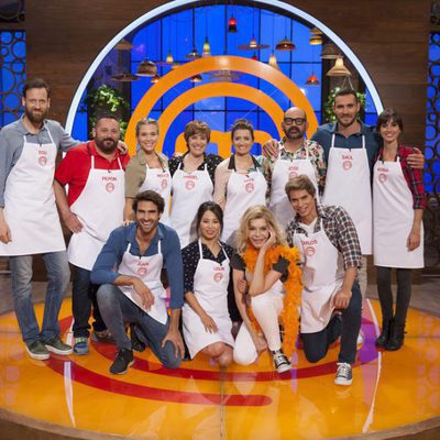 Los doce concursantes de 'MasterChef Celebrity 2' posan juntos