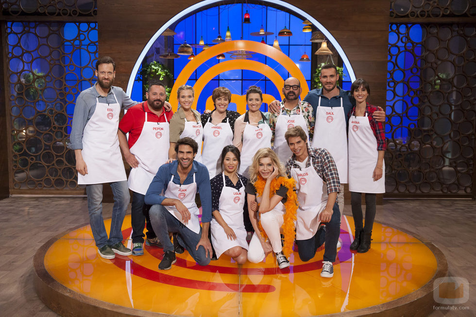 Los doce concursantes de 'MasterChef Celebrity 2' posan juntos