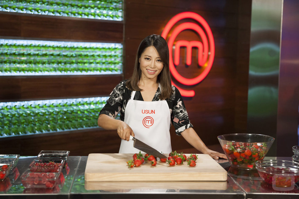 Usun Yoon rodeada de frutos rojos en 'MasterChef Celebrity 2'