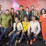Los doce aspirantes famosos a 'MasterChef Celebrity 2' posan en la presentación