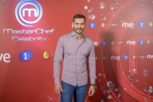 Saúl Craviotto posa en el photocall de 'MasterChef Celebrity 2'
