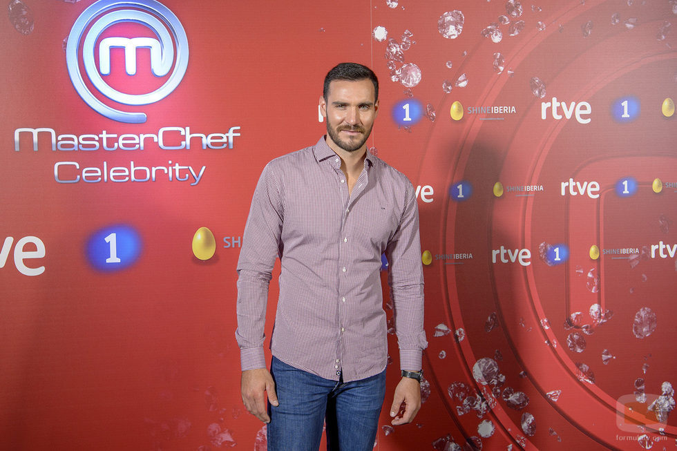 Saúl Craviotto posa en el photocall de 'MasterChef Celebrity 2'