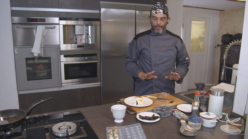 Un anfitrión cocinando en 'Ven a cenar conmigo'