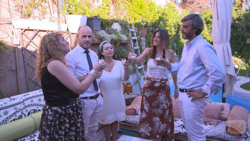 Los participantes de 'Ven a cenar conmigo' brindan entre ellos