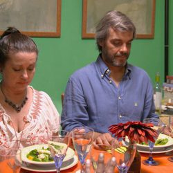 Dos comensales de 'Ven a cenar conmigo' en la mesa