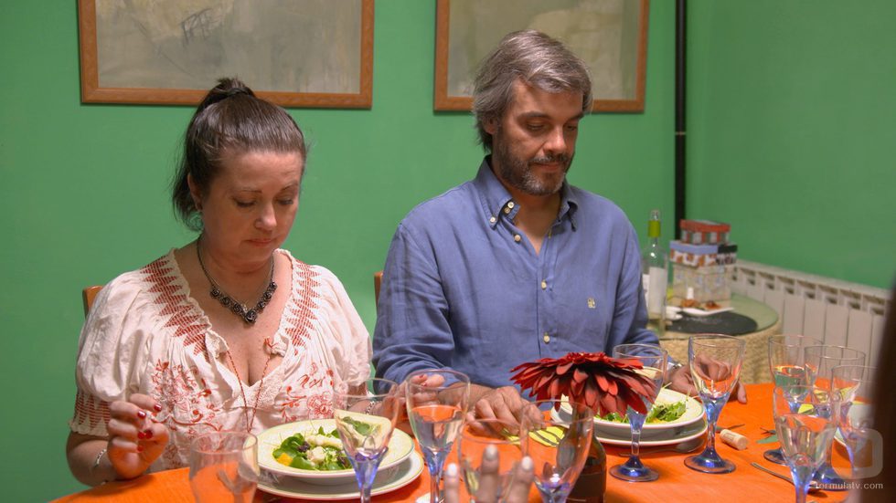 Dos comensales de 'Ven a cenar conmigo' en la mesa