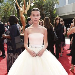 Millie Bobby Brown en la alfombra roja de los Premios Emmy 2017