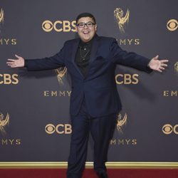 Rico Rodríguez en la alfombra roja de los Premios Emmy 2017