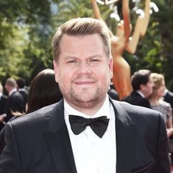 James Corden en la alfombra roja de los Premios Emmy 2017