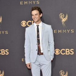 Brandon Flynn en la alfombra roja de los Premios Emmy 2017