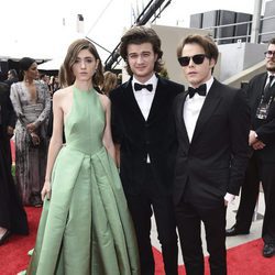 Natalia Dyer, Joe Keery y Charlie Heaton en los Premios Emmy 2017