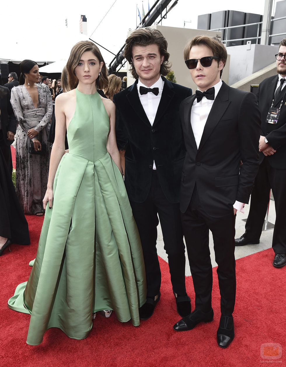 Natalia Dyer, Joe Keery y Charlie Heaton en los Premios Emmy 2017