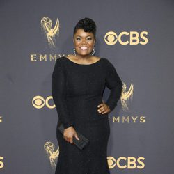 Yvette Nicole Brown en la alfombra roja de los Premios Emmy 2017