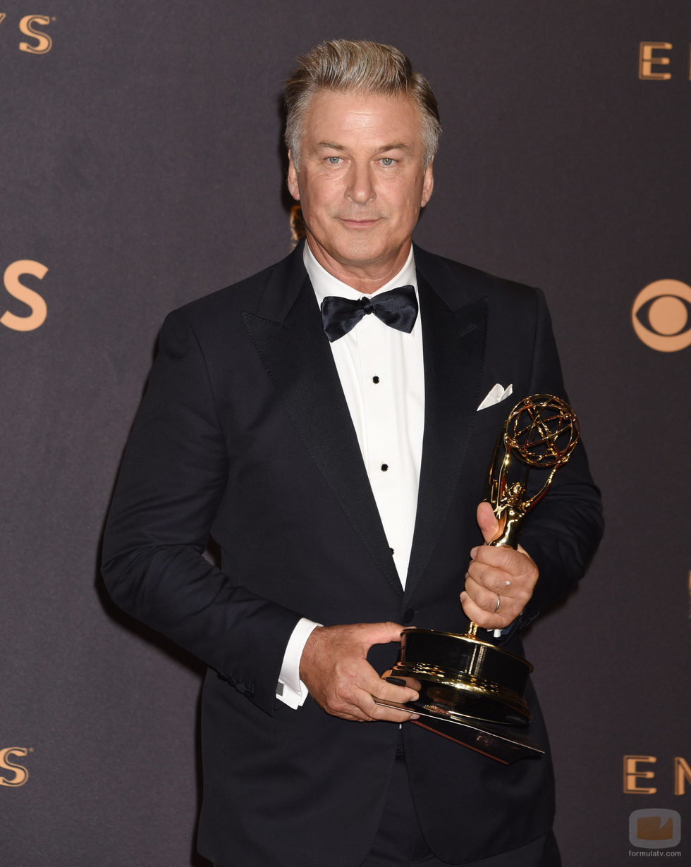 Alec Baldwin con su premio en los Emmy 2017