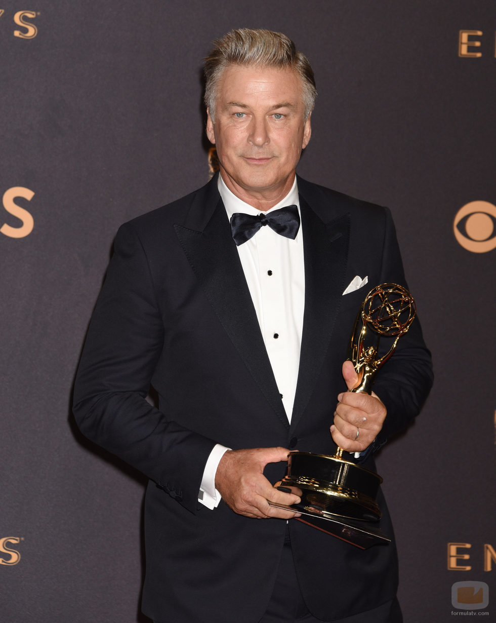 Alec Baldwin con su premio en los Emmy 2017