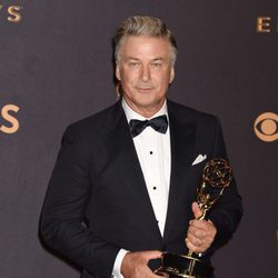 Alec Baldwin con su premio en los Emmy 2017