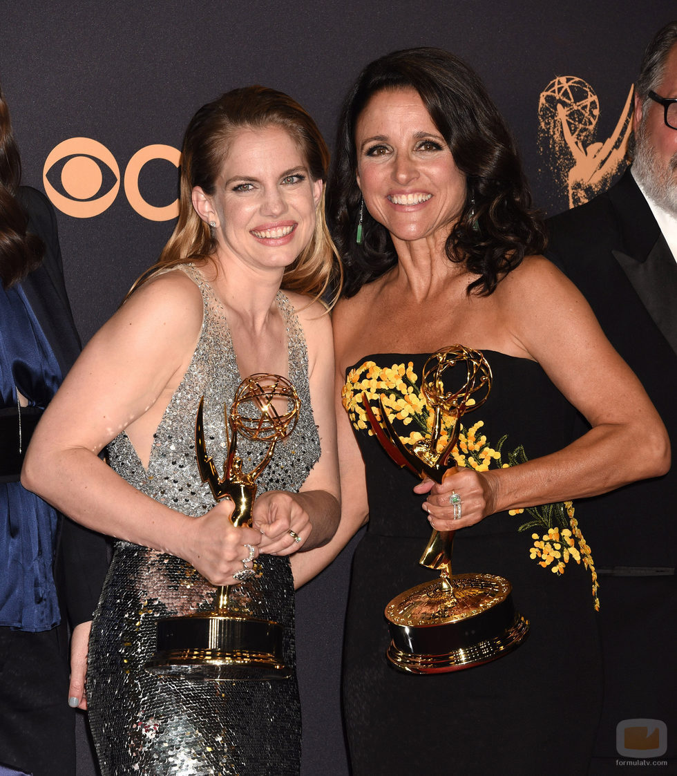Anna Chlumsky y Julia Louis-Dreyfus galardonada en los Emmy 2017