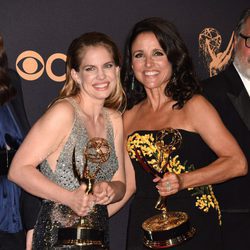 Anna Chlumsky y Julia Louis-Dreyfus galardonada en los Emmy 2017