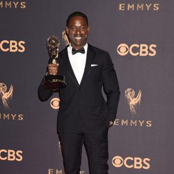 Sterling K. Brown posa con su galardón en los Emmy 2017