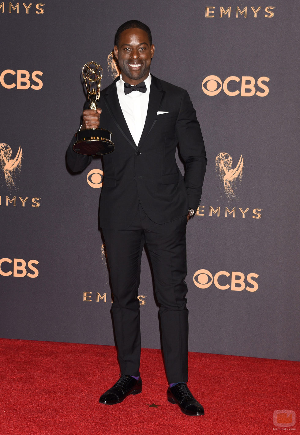 Sterling K. Brown posa con su galardón en los Emmy 2017