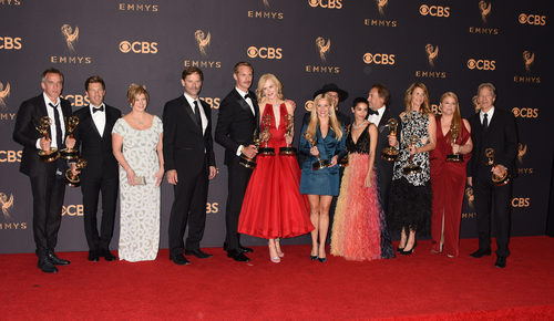 Jeffrey Nordling, Alexander Skarsgard, Nicole Kidman, Reese Witherspoon, Zoe Kravitz y Laura Dern en los Emmy 2017