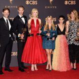 Jeffrey Nordling, Alexander Skarsgard, Nicole Kidman, Reese Witherspoon, Zoe Kravitz y Laura Dern posan con el galardón en los Emmy 2017