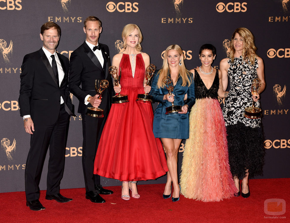 Jeffrey Nordling, Alexander Skarsgard, Nicole Kidman, Reese Witherspoon, Zoe Kravitz y Laura Dern posan con el galardón en los Emmy 2017