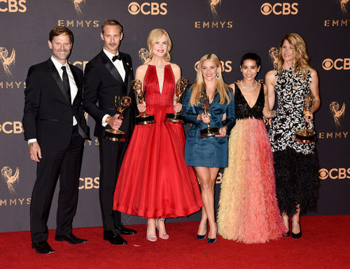 Jeffrey Nordling, Alexander Skarsgard, Nicole Kidman, Reese Witherspoon, Zoe Kravitz y Laura Dern posan con el galardón en los Emmy 2017