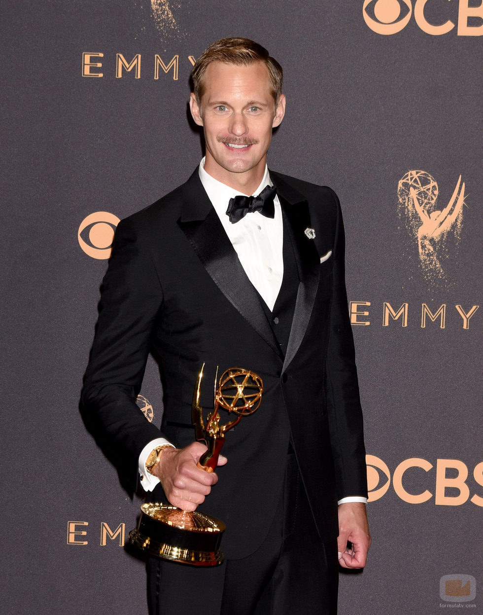 Alexander Skarsgard posa con su galardón en los Emmy 2017