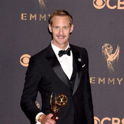 Alexander Skarsgard posa con su galardón en los Emmy 2017