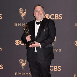 Bruce Miller posa con su galardón en los Emmy 2017