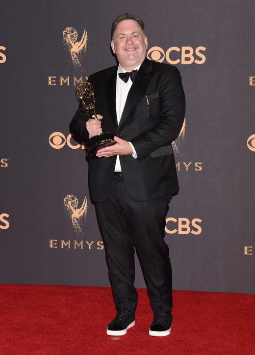 Bruce Miller posa con su galardón en los Emmy 2017
