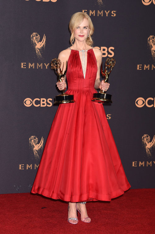 Nicole Kidman posa galardonada en los Emmy 2017