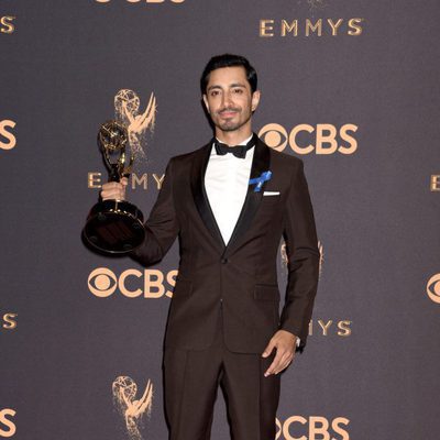 Riz Ahmed posa con su galardón en los Emmy 2017