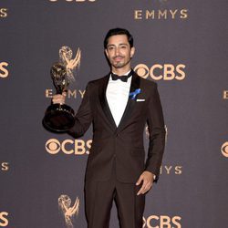 Riz Ahmed posa con su galardón en los Emmy 2017