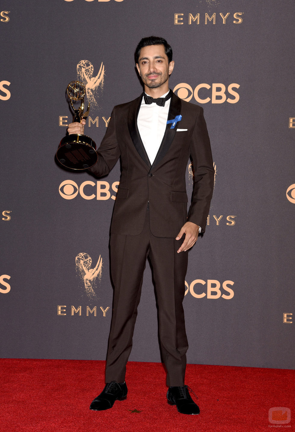 Riz Ahmed posa con su galardón en los Emmy 2017