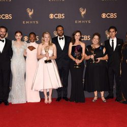 Yvonne Strahovski, Joesph Fiennes, Madeline Brewer, Samira Wiley, Elisabeth Moss, O-T Fagbenle, Alexis Bledel, Ann Dowd, Max Minghella y Amanda Brugel en l