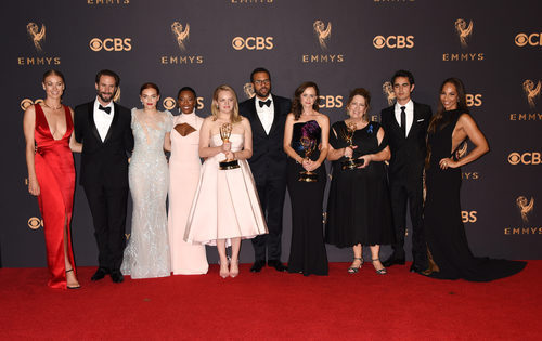 Yvonne Strahovski, Joesph Fiennes, Madeline Brewer, Samira Wiley, Elisabeth Moss, O-T Fagbenle, Alexis Bledel, Ann Dowd, Max Minghella y Amanda Brugel en l